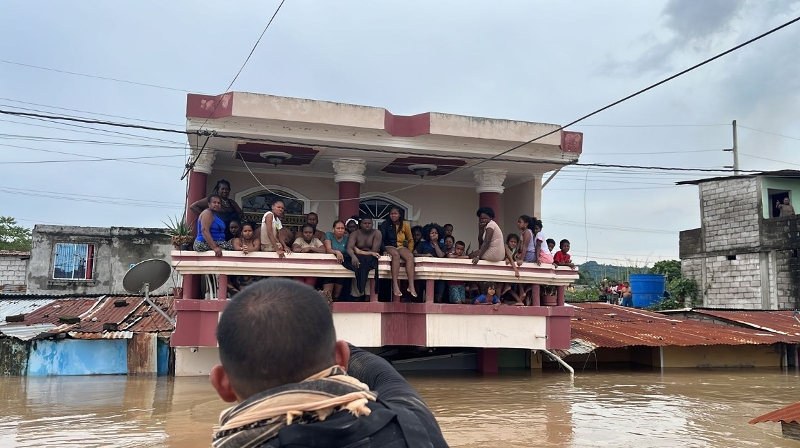 Esmeraldas está en emergencia debido a desbordamientos de ríos que han dejado hasta el momento más de 550 rescatados.