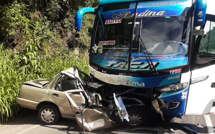 Accidente vía Alóag Santo Domingo dos muertos Mejía