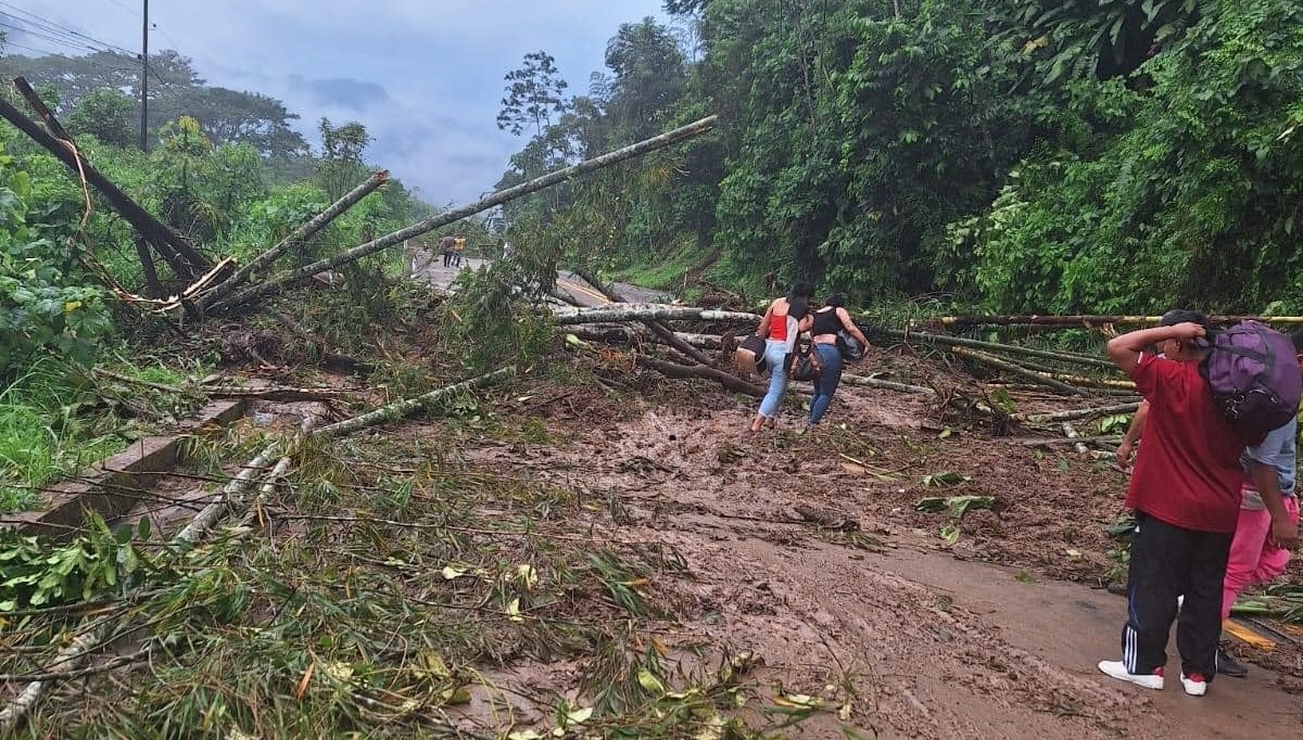 Derrumbe en el sector de La Crespa deja inhabilitada la vía hacia Flavio Alfaro