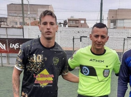 En redes sociales, se viralizó un video en el que un futbolista argentino pateó en la cabeza a un árbitro de fútbol amateur.