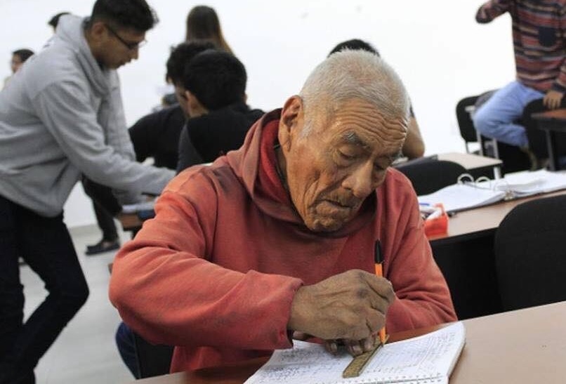 Un hombre de 86 años de edad ha capturado la atención de miles de personas al alcanzar su sueño: obtener un título universitario.