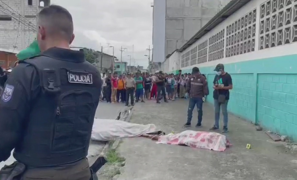 A una pareja de esposos no le dieron chance a nada y les dispararon en la parte externa de una escuela.