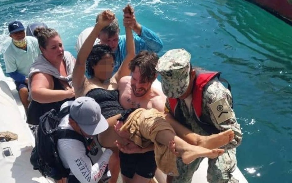 A una mujer que practicaba el deporte de snorkel Galápagos la mordió un tiburón, esto en las islas Galápagos.