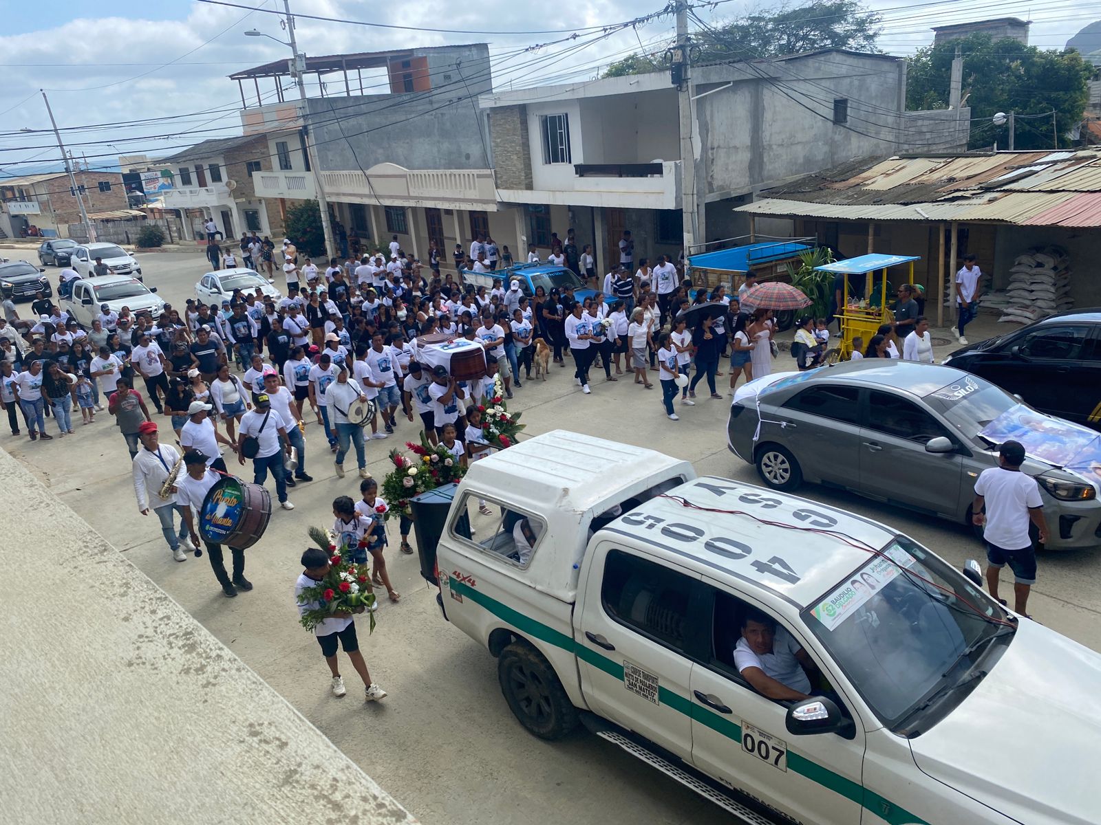 Sepultan pertenencias de uno de los pescadores desaparecidos en altamar