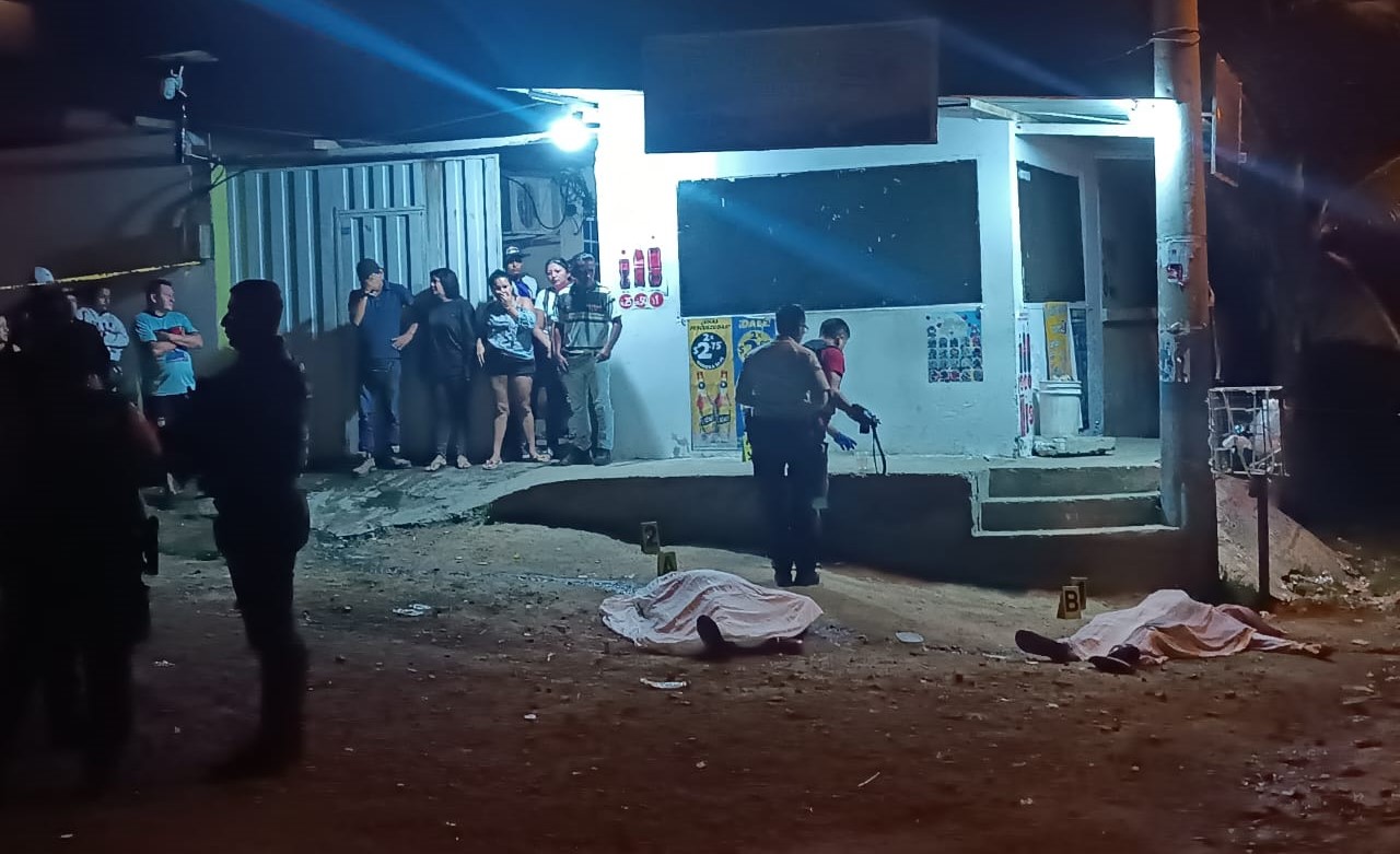 Muertos en una tienda en el barrio Las Cumbres de Manta