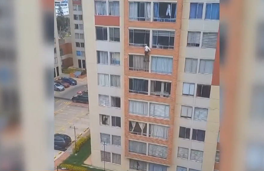 Una mujer se lanzó de una ventana tras sismo en Colombia