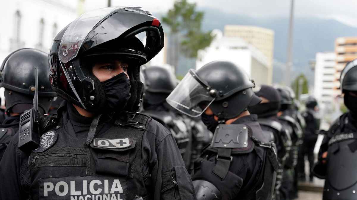 La cámara de seguridad de una vivienda registró el momento en que tres policías fueron asaltados, en el sur de Quito.