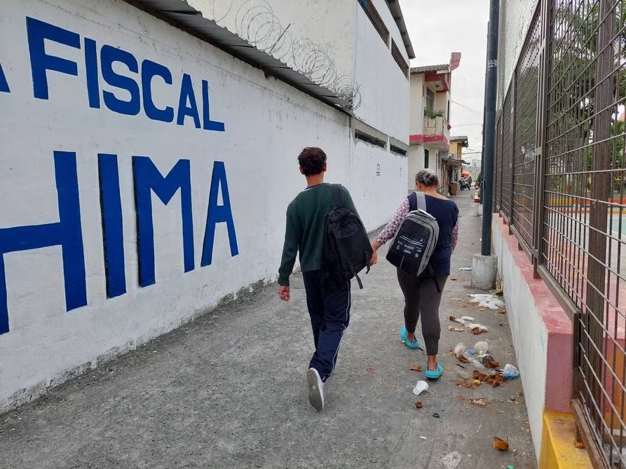 Los estudiantes de dos instituciones educativas abandonaron sus instalaciones tras supuestas amenazas de atentados.