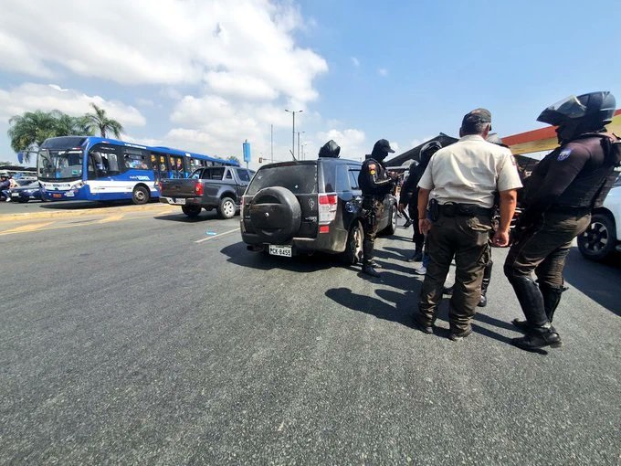 Dos detenidos en los exteriores del Terminal Terrestre de Guayaquil tras persecución