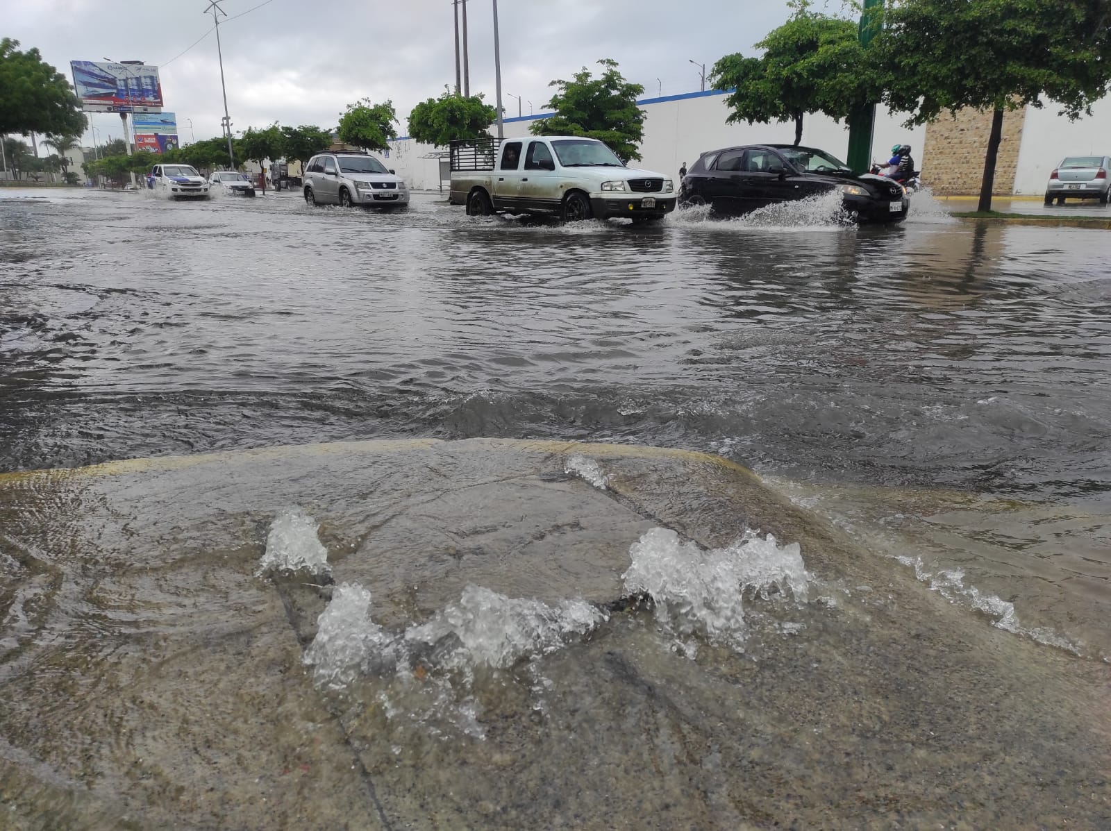 Una fuerte lluvia sorprendió a los mantenses desde las 14h15 de este viernes 31 de marzo del 2023.