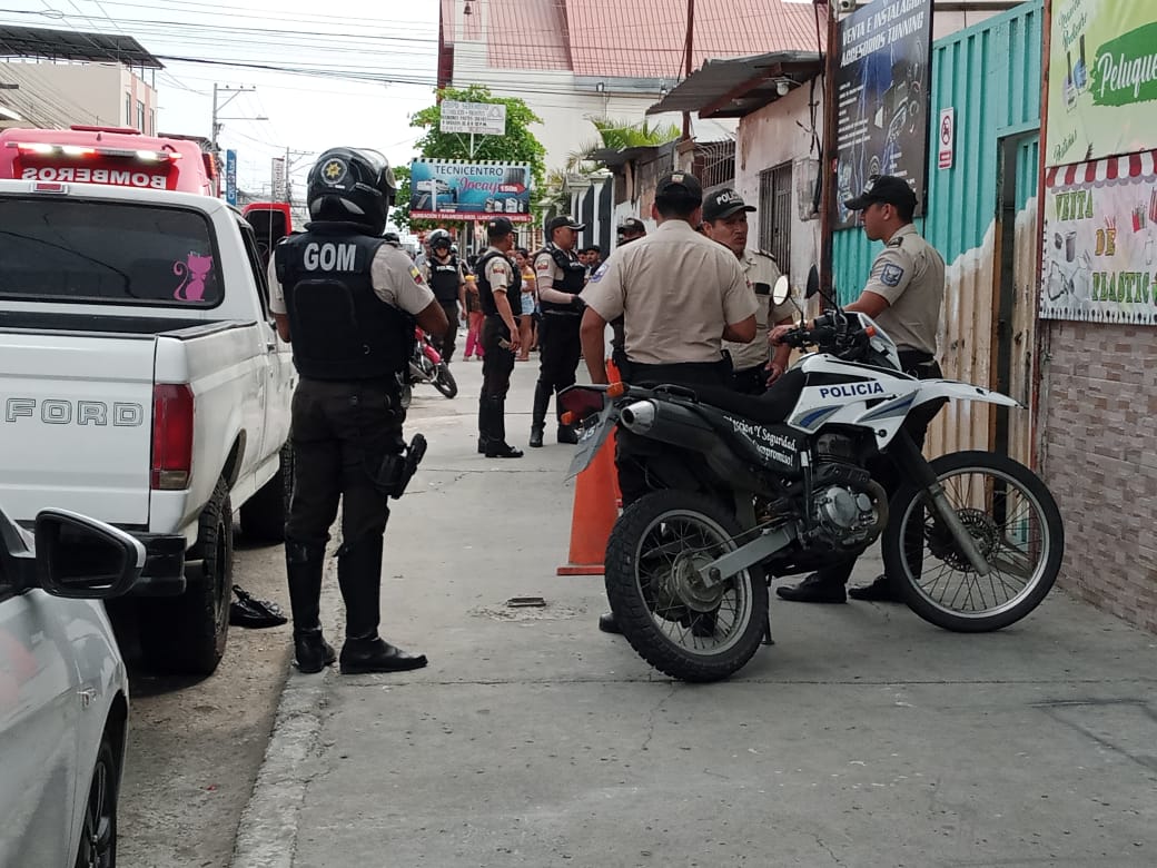 Tres hombres fueron asesinados a tiros dentro de un taller de fibra y pintura de vehiculos en el barrio Altamira, de Manta.