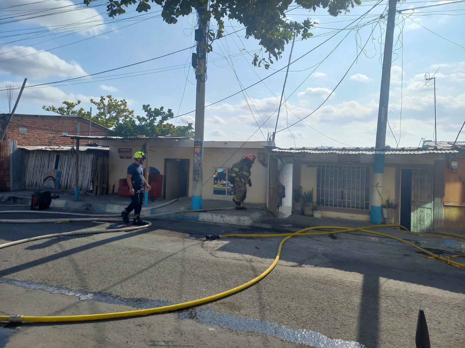 Incendio deja tres casas afectadas en la parroquia Eloy Alfaro de Manta