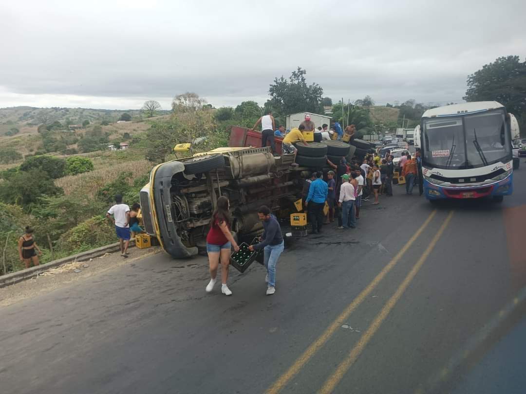 Tráiler con jabas de cerveza se accidenta en la vía Tosagua-Rocafuerte