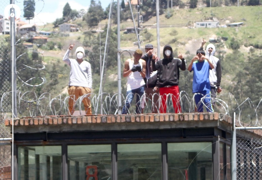 Policías y guías penitenciarios siguen retenidos en la cárcel de Turi