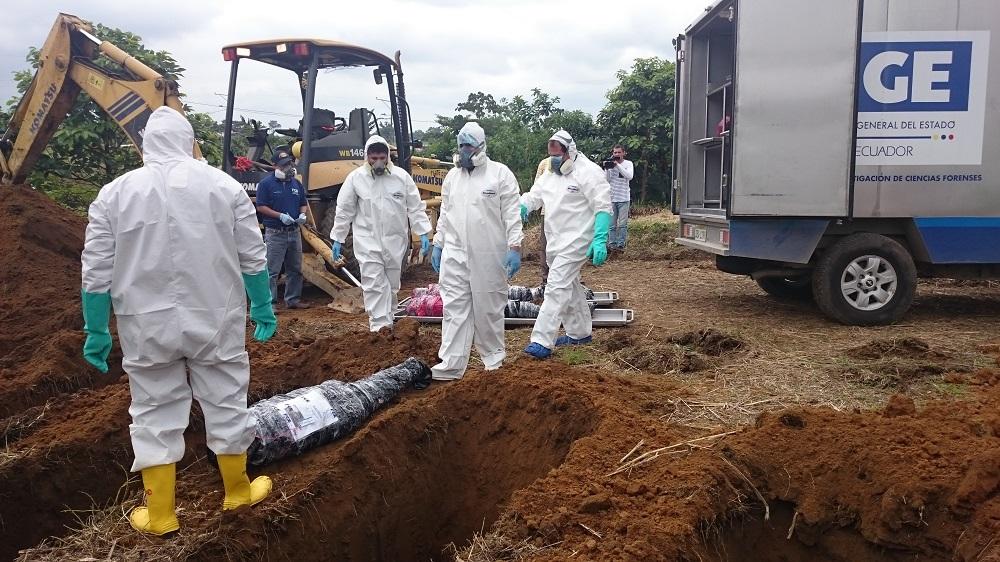 Sepultan 18 cuerpos del Centro Forense de Manta que nadie reclamó