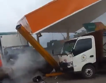 Un accidente de tránsito se registró en una gasolinera en Tenguel