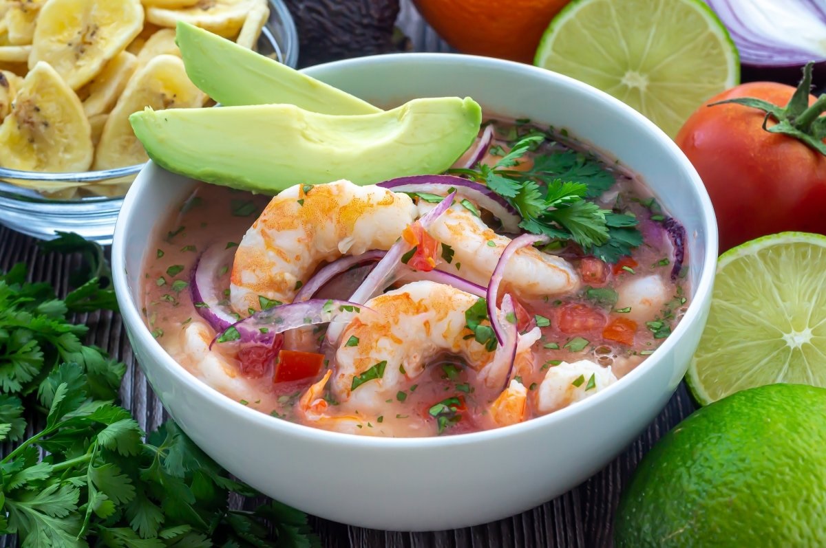 La preparación del tradicional  ceviche y del encebollado ahora cuesta más debido a lo costoso de los ingredientes.