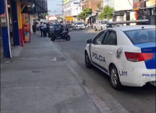 Dentro de la casa de su abuelita en el barrio Cuba, de Manta, fue asesinado un hombre de varios disparos.