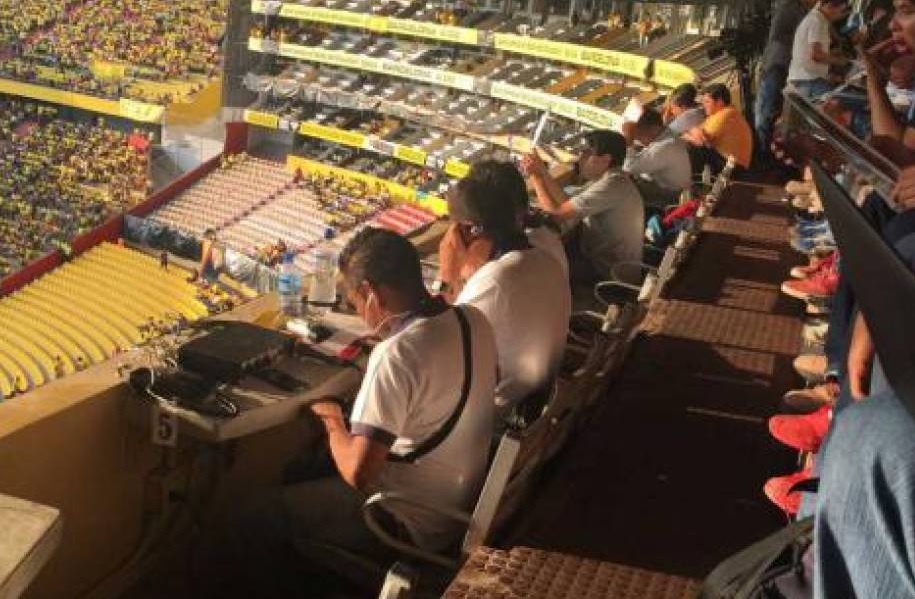 El partido entre Barcelona y Liga de Quito tuvo dos protagonistas, pero fuera de la cancha. Se trató de dos periodistas deportivos.