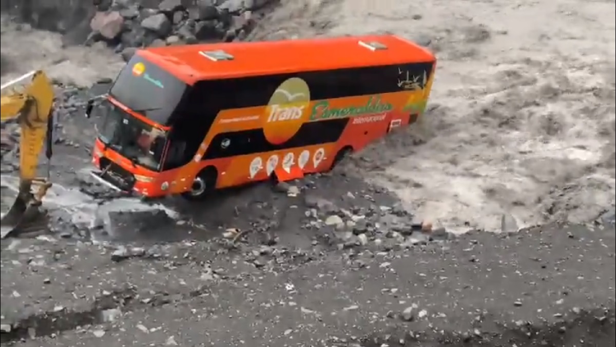 En el caudal del río Marker quedó atrapado un bus de pasajeros, luego de que en menos de 24 horas sucediera un hecho similar.