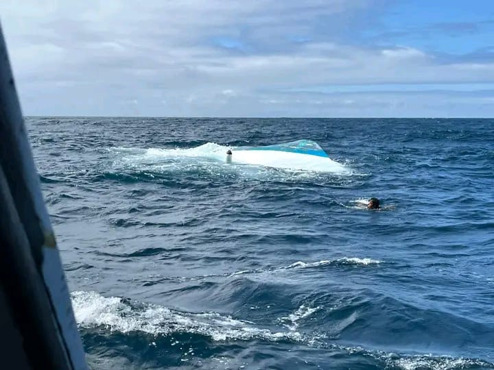 Un total de 28 personas fueron rescatadas tras el naufragio de una embarcación cerca a San Cristóbal, en las Islas Galápagos.