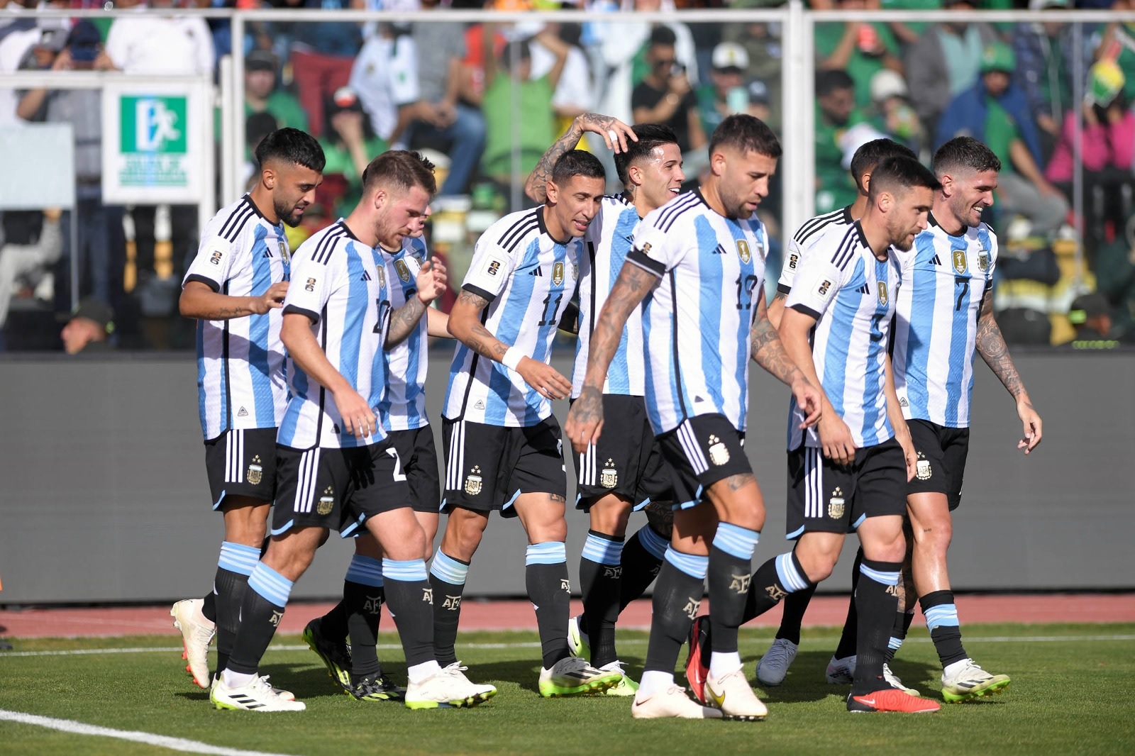 Argentina vence 3-0 a Bolivia en La Paz