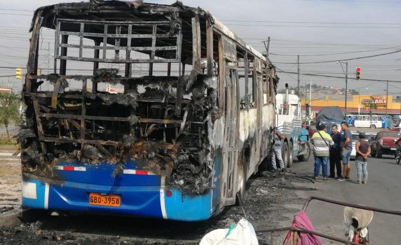 Bus quemado en Guayaquil.