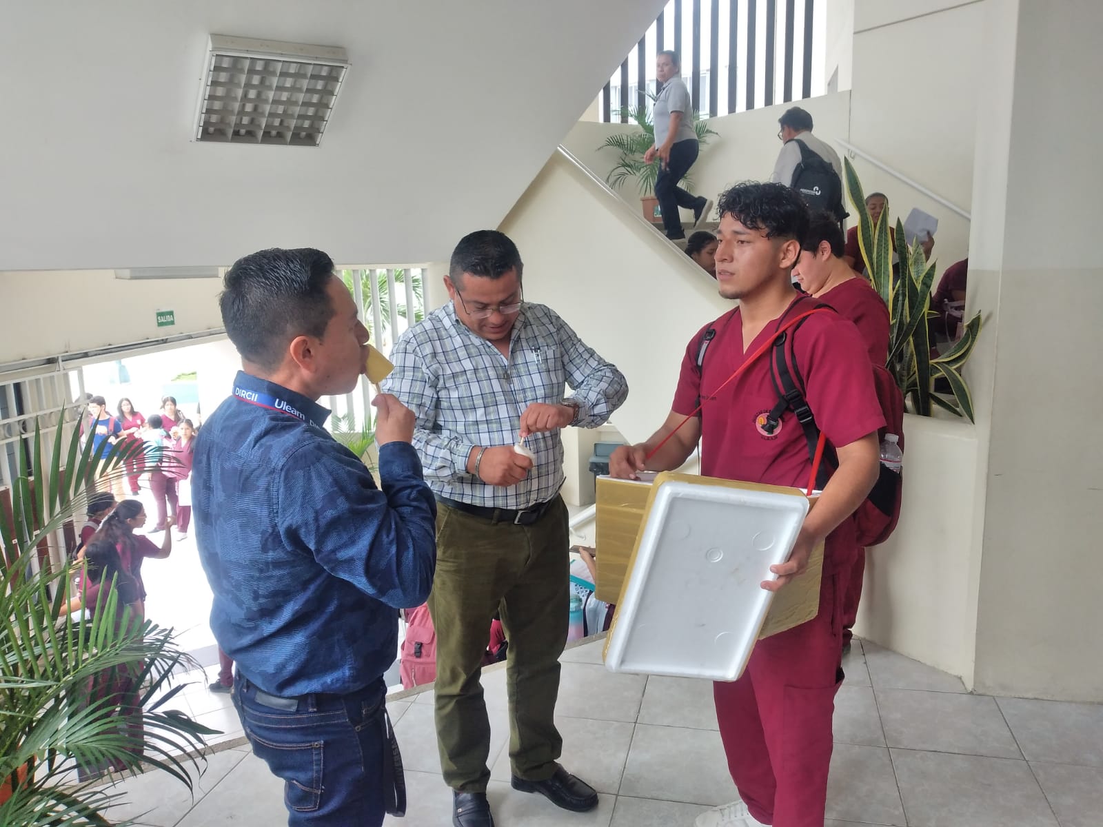 Franklin vende helados en la universidad para pagar sus estudios de enfermería