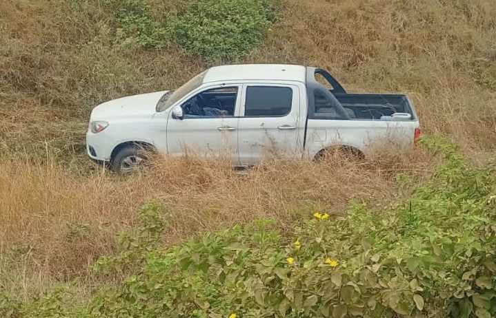 Un hombre y su hijo de cinco años murieron tras ser atacados a balazos cuando se movilizaban en una camioneta.