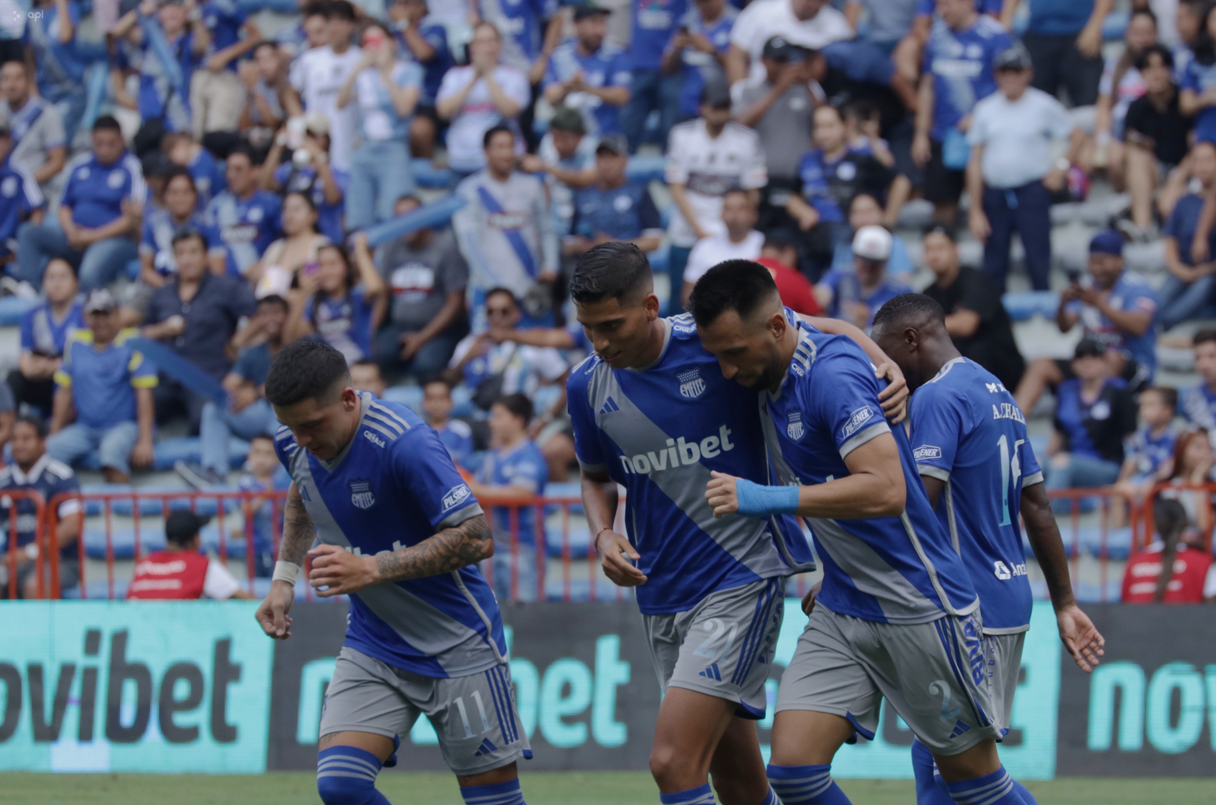 Con un doblete de Jaime Ayoví y un tercer gol de Samuel Sosa, Emelec goleó en el estadio George Capwell.