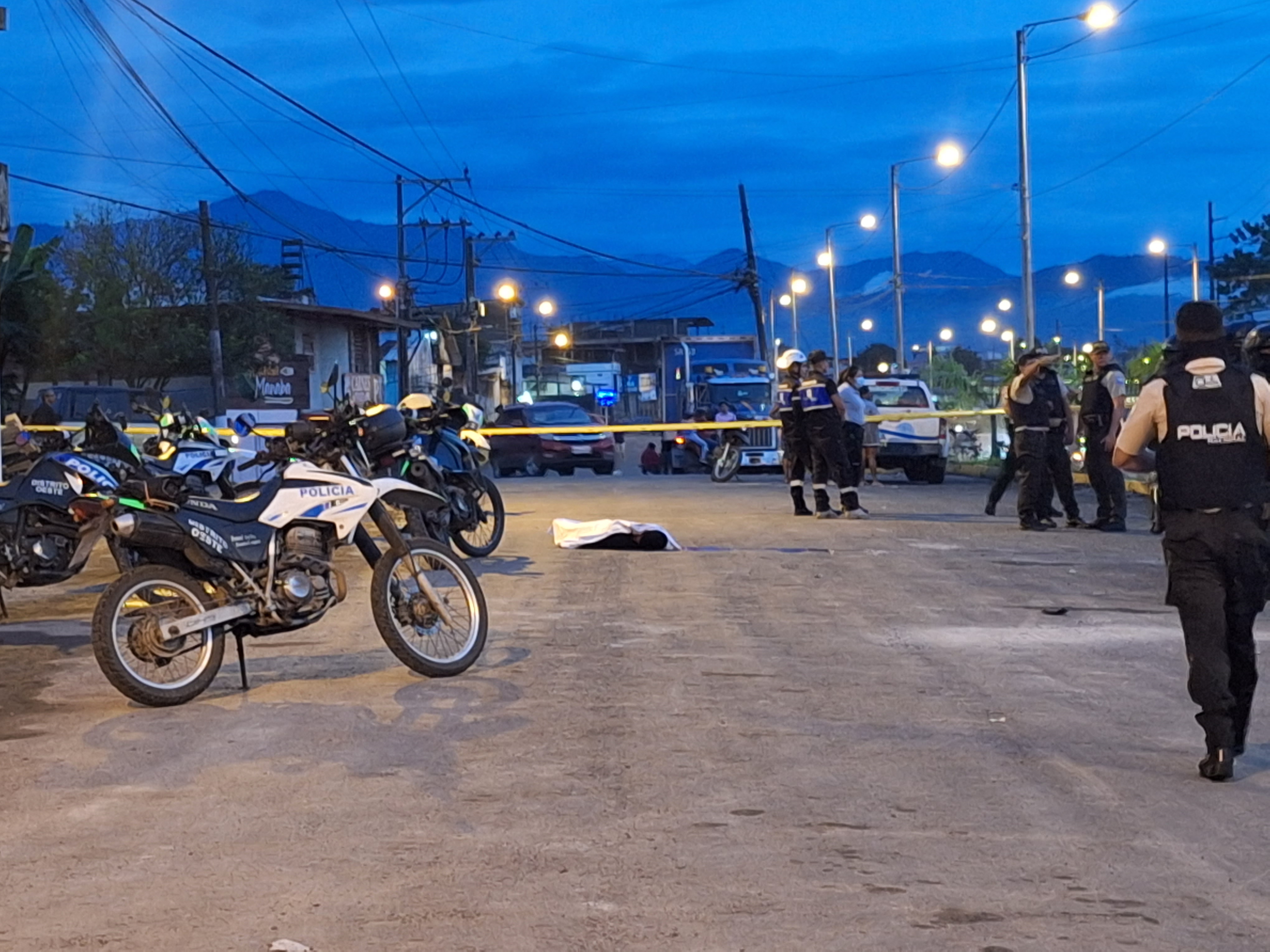 El cuerpo de un supuesto delincuente quedó tendido sobre la calzada tras ser abatido por agentes de la Policía.