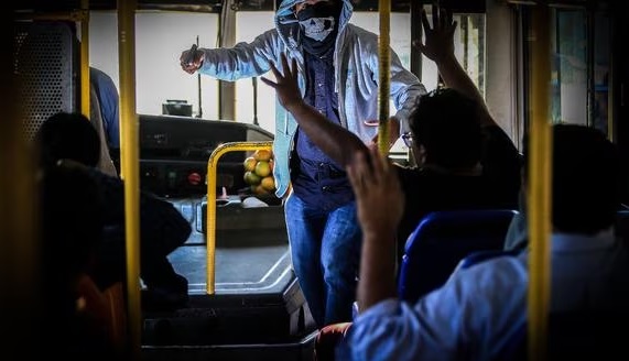 Los sacapintas han atacado en los últimos días y el último robo se registró dentro de un bus de servicio urbano.