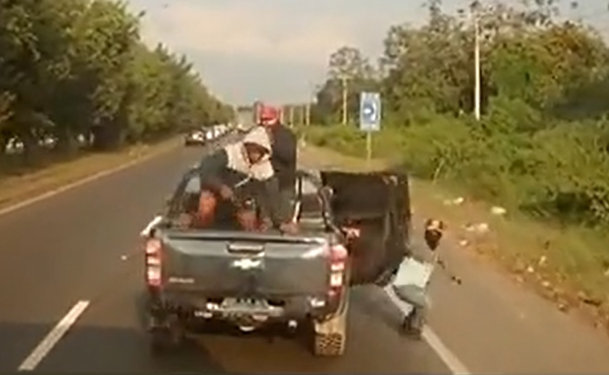 Un violento asalto sufrió el conductor de un camión en la vía que conduce a la localidad de Boliche, en la provincia del Guayas.