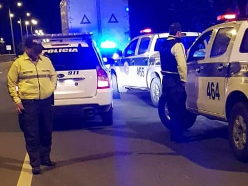 Un agente de la Policía en servicio activo perdió la vida producto de un accidente de tránsito en la vía Portoviejo-Quevedo.