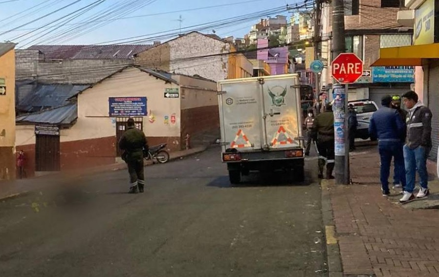 En el barrio San Roque de la ciudad de Quito se registró un cruce de balas entre supuestos miembros de bandas delictivas.