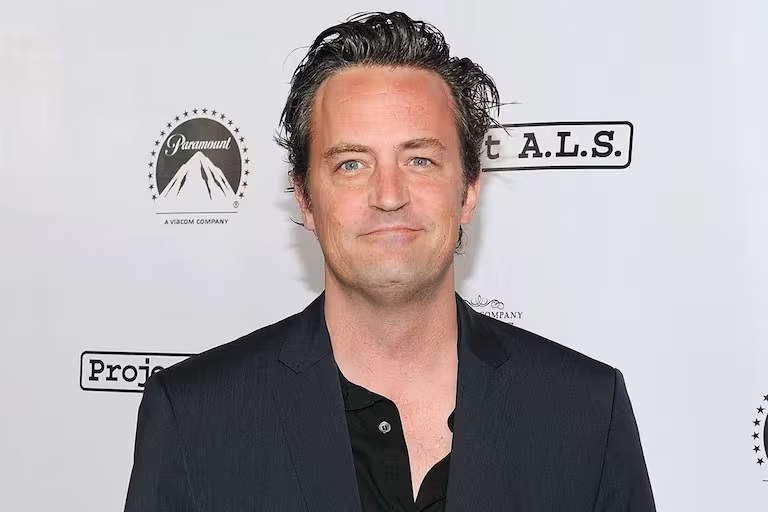 Matthew Perry, conocido por su papel de Chandler Bing en Friends, falleció a los 54 años de edad, confirmaron sus allegados.