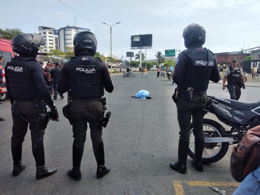 A pocos metros del redondel de Inepaca, zona céntrica de Manta, fue asesinado un hombre de varios disparos.