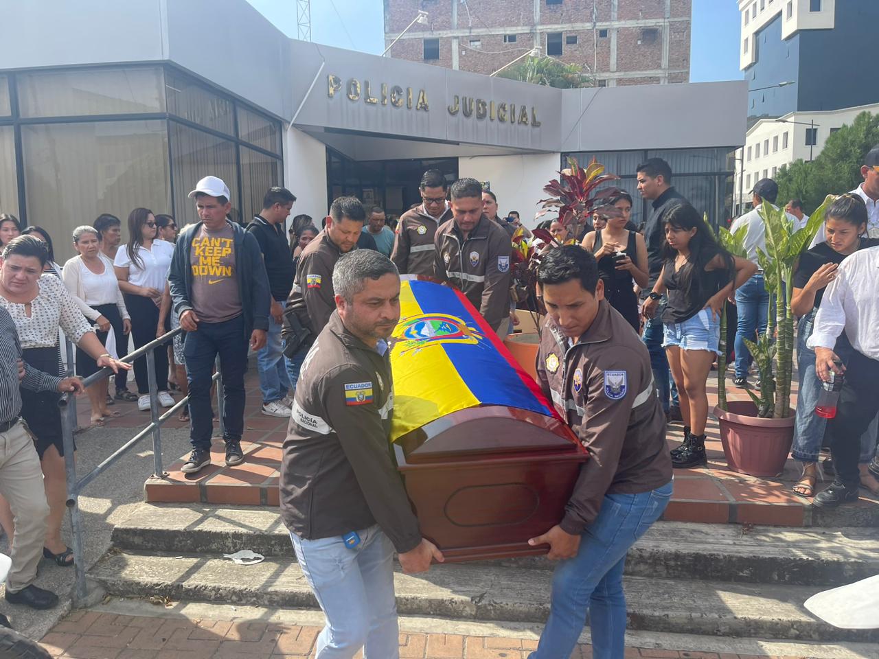 Hasta las instalaciones de la Policía Judicial (PJ), en Portoviejo, Manabí, llevaron los restos de Michael Zambrano Calderón.