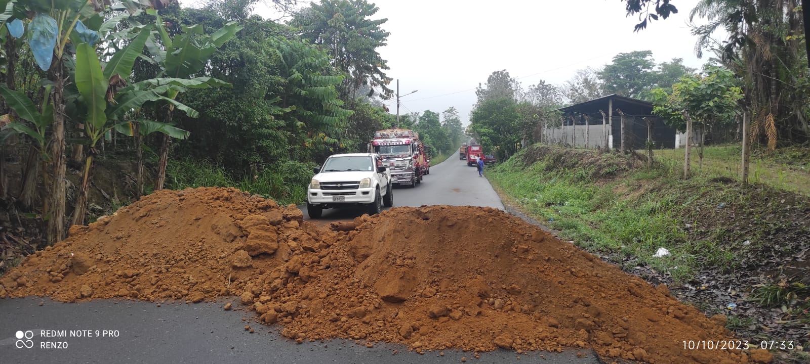 Varios campesinos de la zona rural del cantón El Carmen, norte de Manabí, cerraron la vía que conduce al recinto La Esperanza.