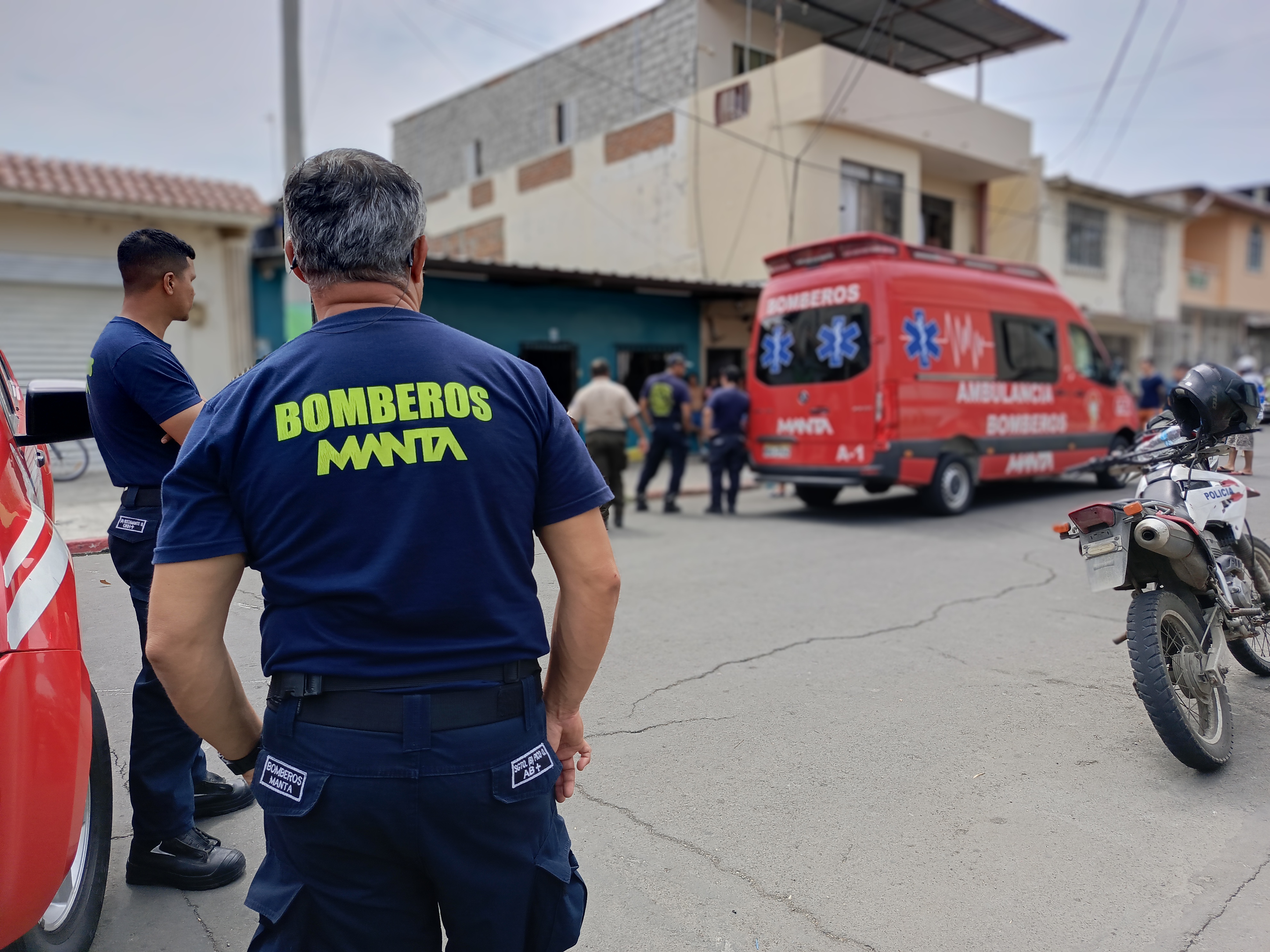 Hombre es asesinado en el portal de una vivienda, en Manta