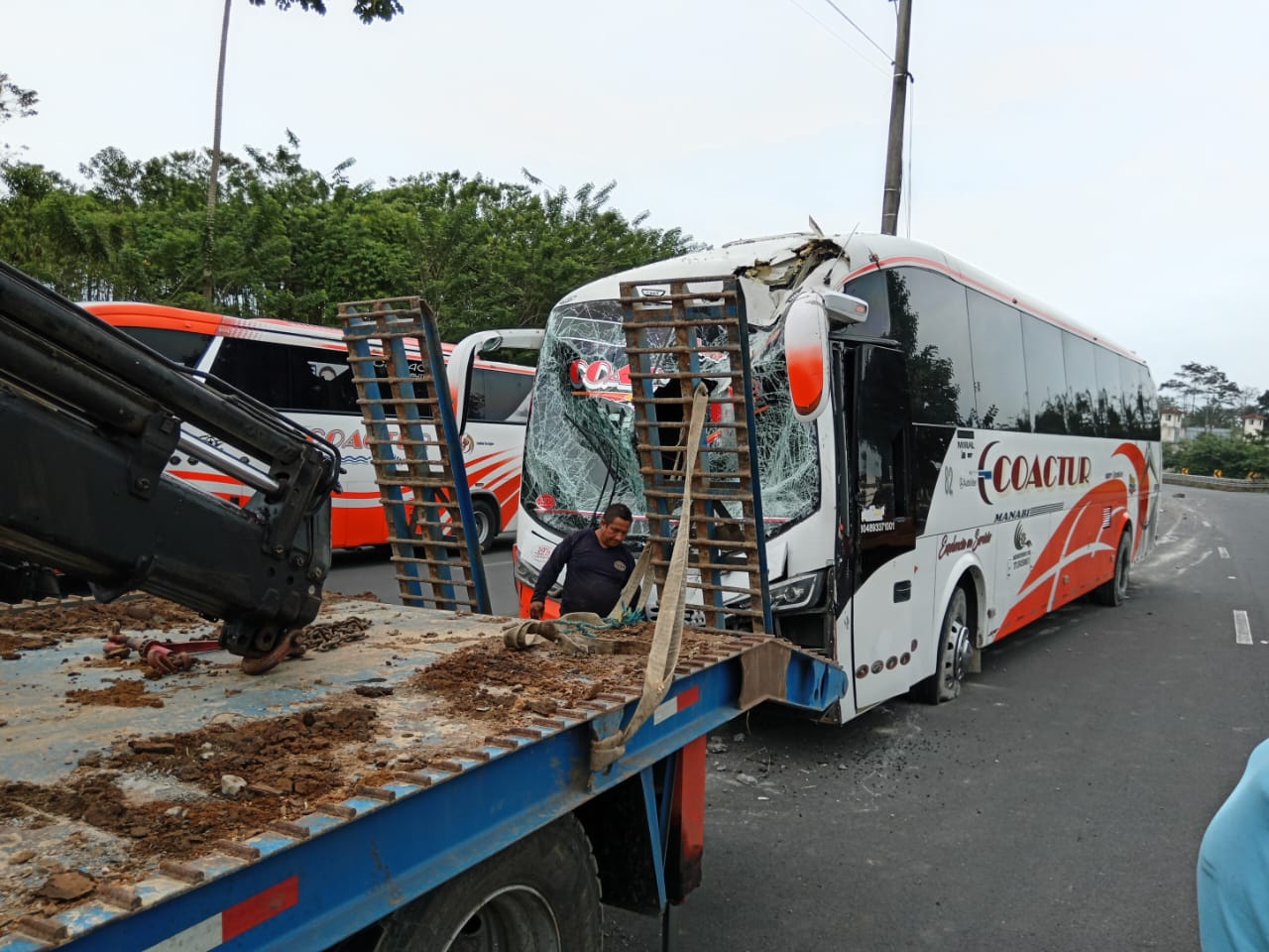 Un bus de la cooperativa Coactur que cubría la ruta Quito-Manta sufrió un accidente la tarde de este jueves 19 de octubre de 2023.