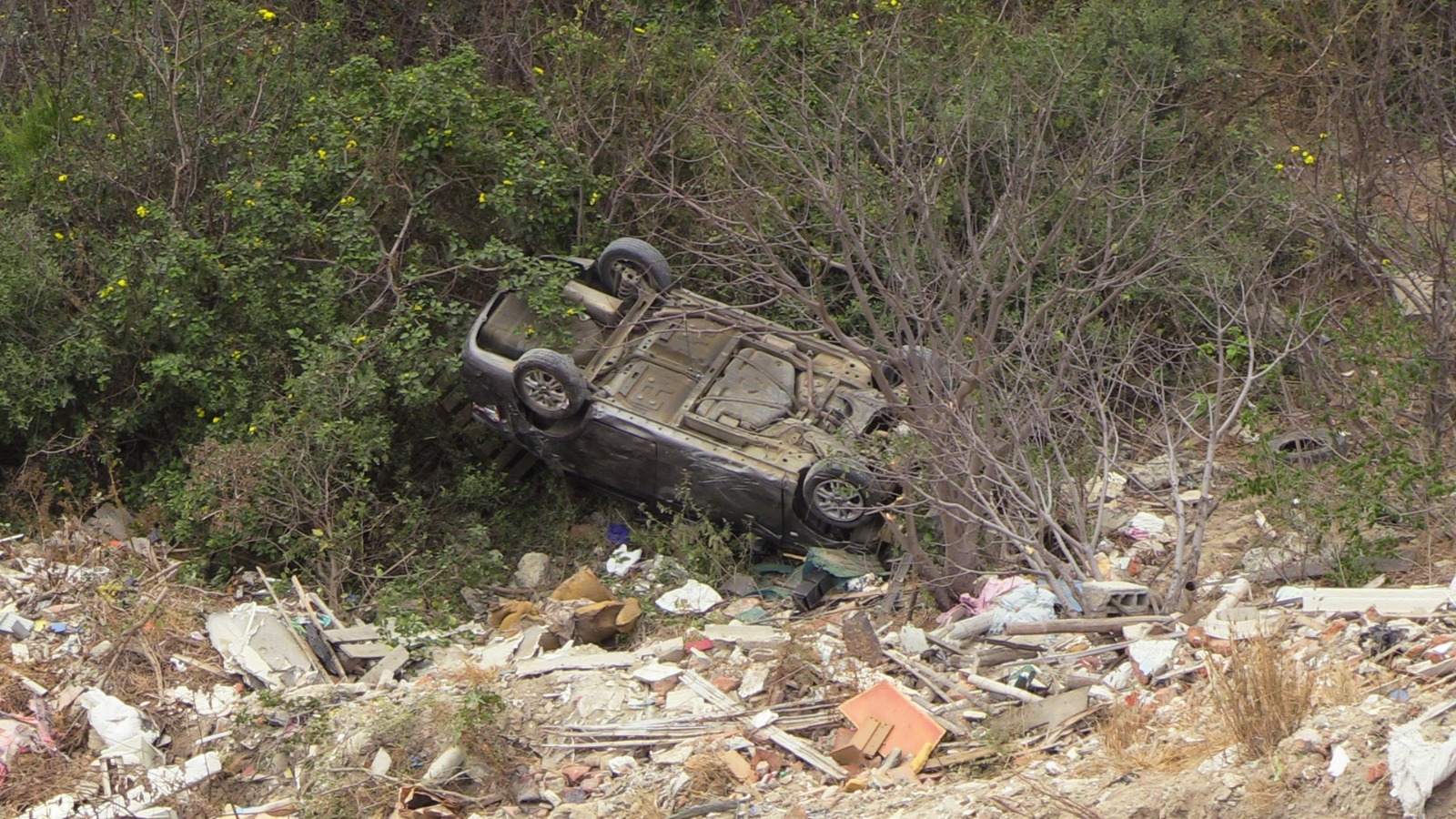 Muere hombre que terminó en un barranco tras balacera