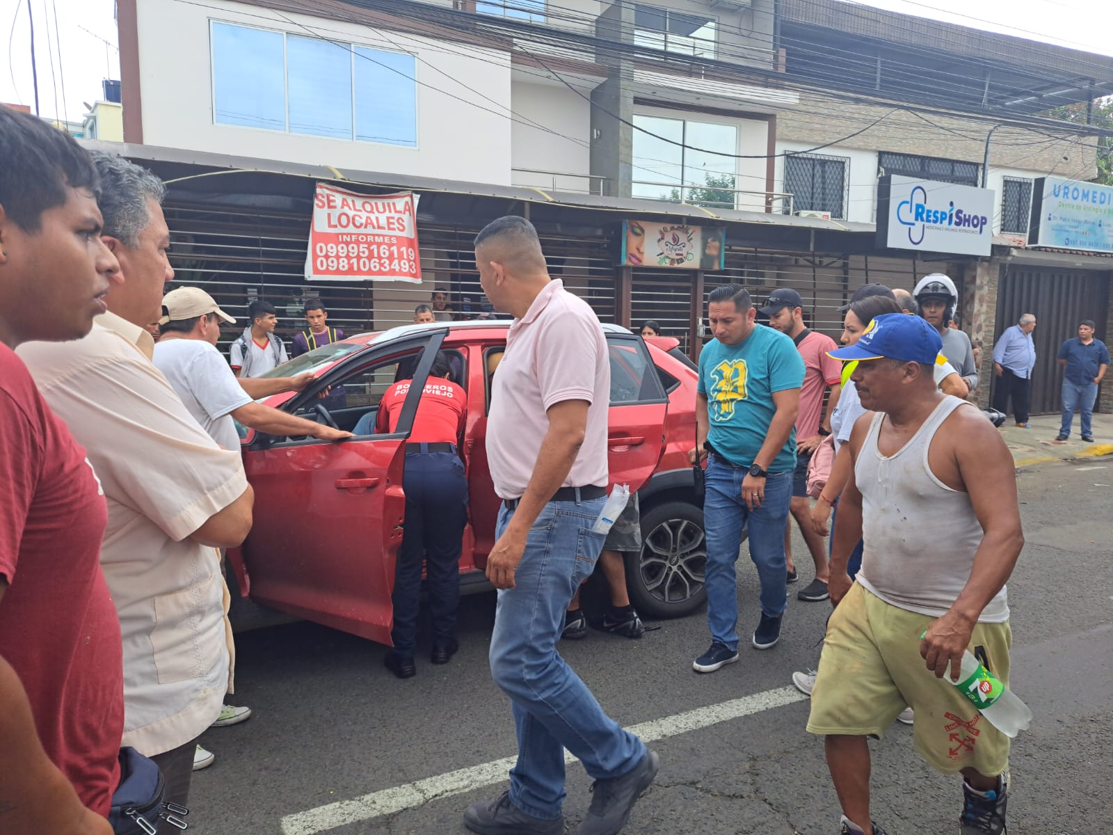 Hombre es baleado cuando esperaba que su hijo saliera de la escuela