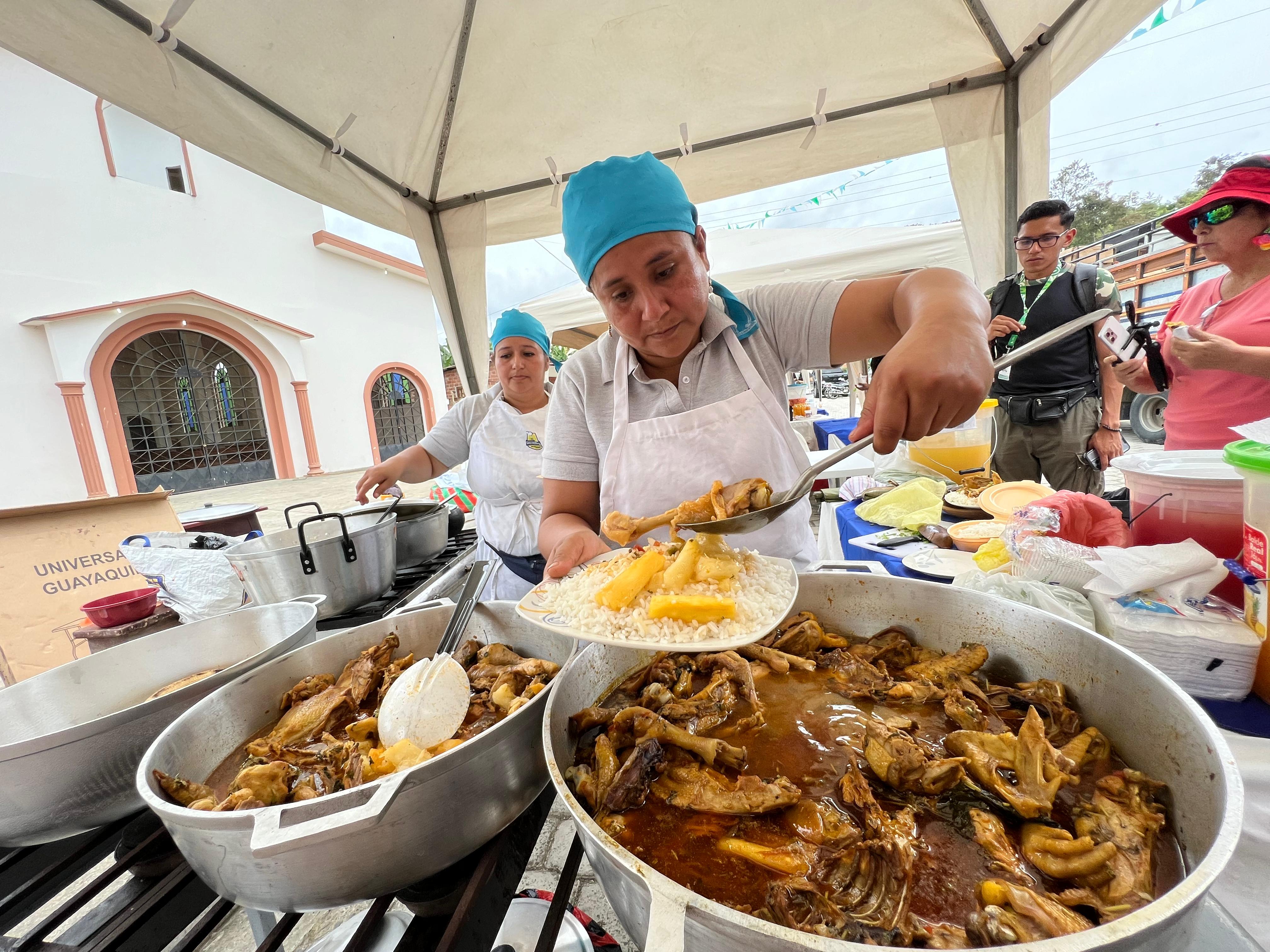 Alrededor de 30 emprendedores gastronómicos participan en el sexto festival del sabroso seco de gallina criolla.