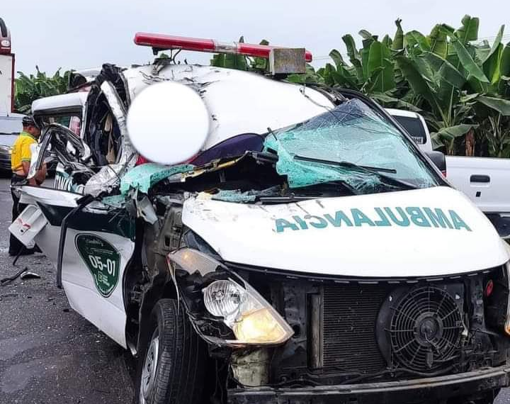 Ambulancia se accidenta y deja como saldo un fallecido