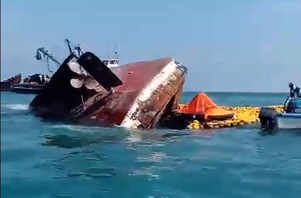 Un barco pesquero se hundió frente a las costas de Chanduy, parroquia rural del cantón Santa Elena, confirmó la Armada del Ecuador.