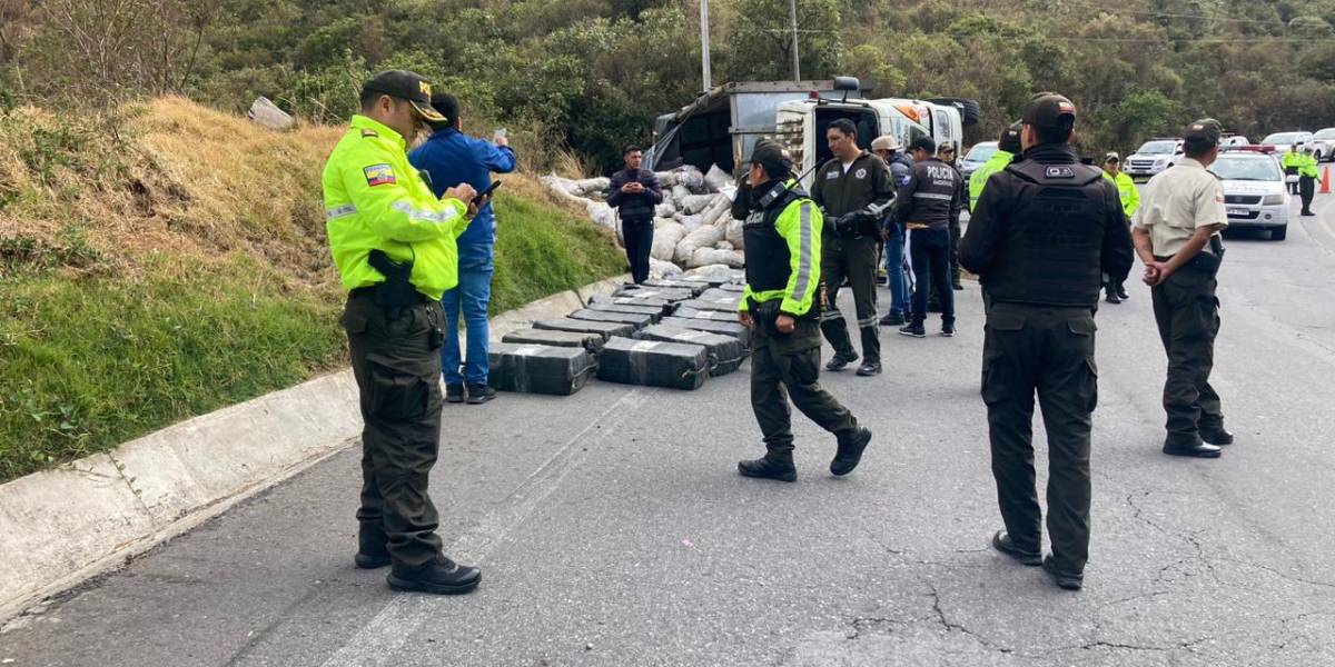 Camión que transportaba droga se accidentó en la vía Papallacta-Quito 