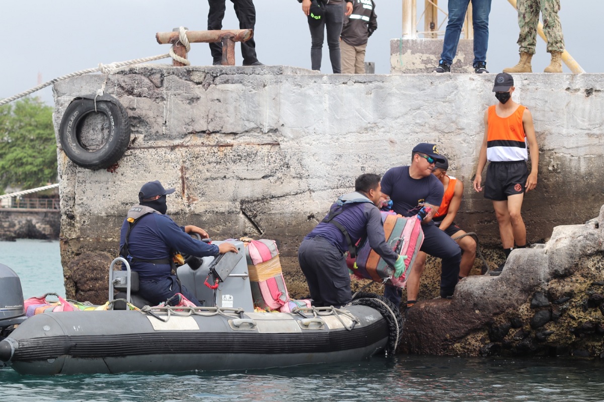 A algo más de dos toneladas ascendió el peso total de un cargamento de droga incautado frente a las Islas Galápagos.