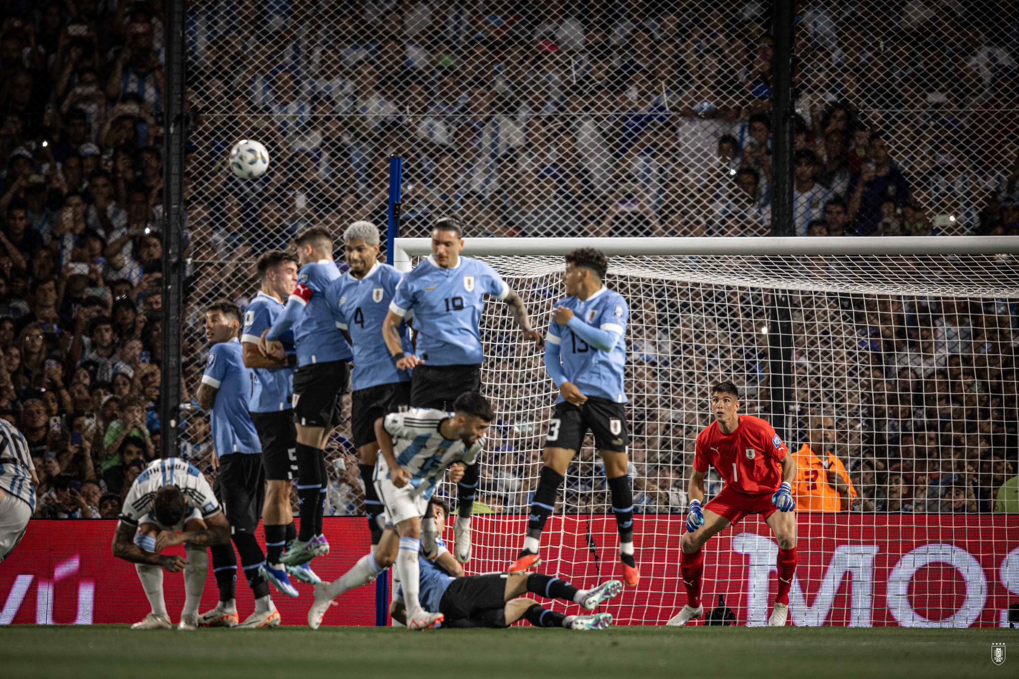 Argentina cayó 2-0 ante Uruguay en uno de los duelos más atractivos de la fecha