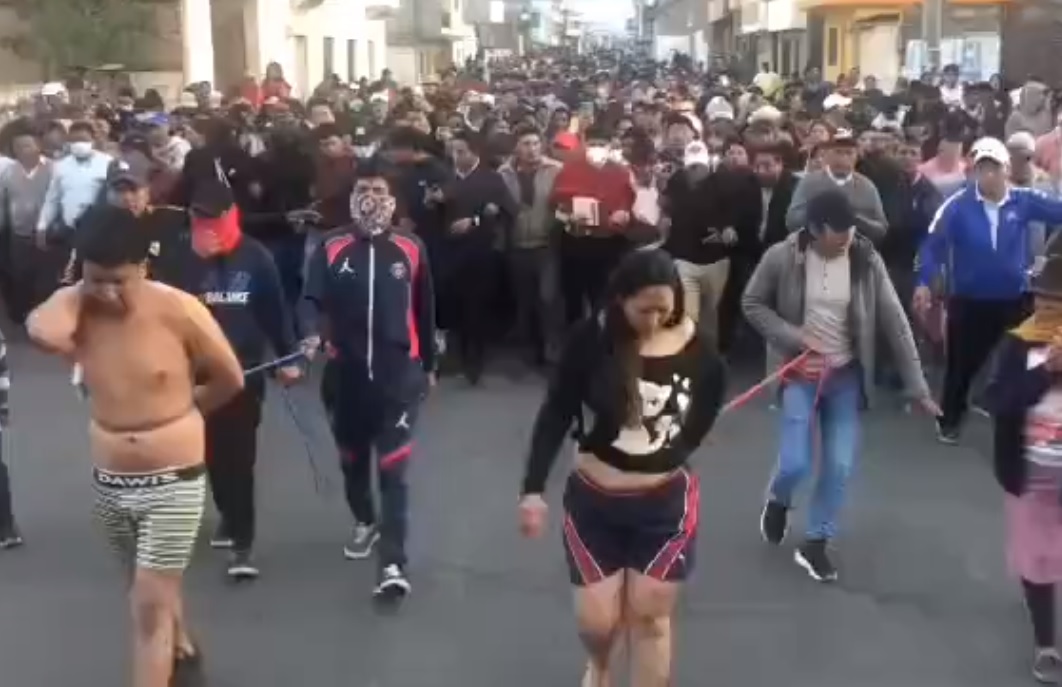 Cuatro supuestos ladrones fueron capturados por campesinos en el cantón Saquisilí y les aplicaron justicia indígena.